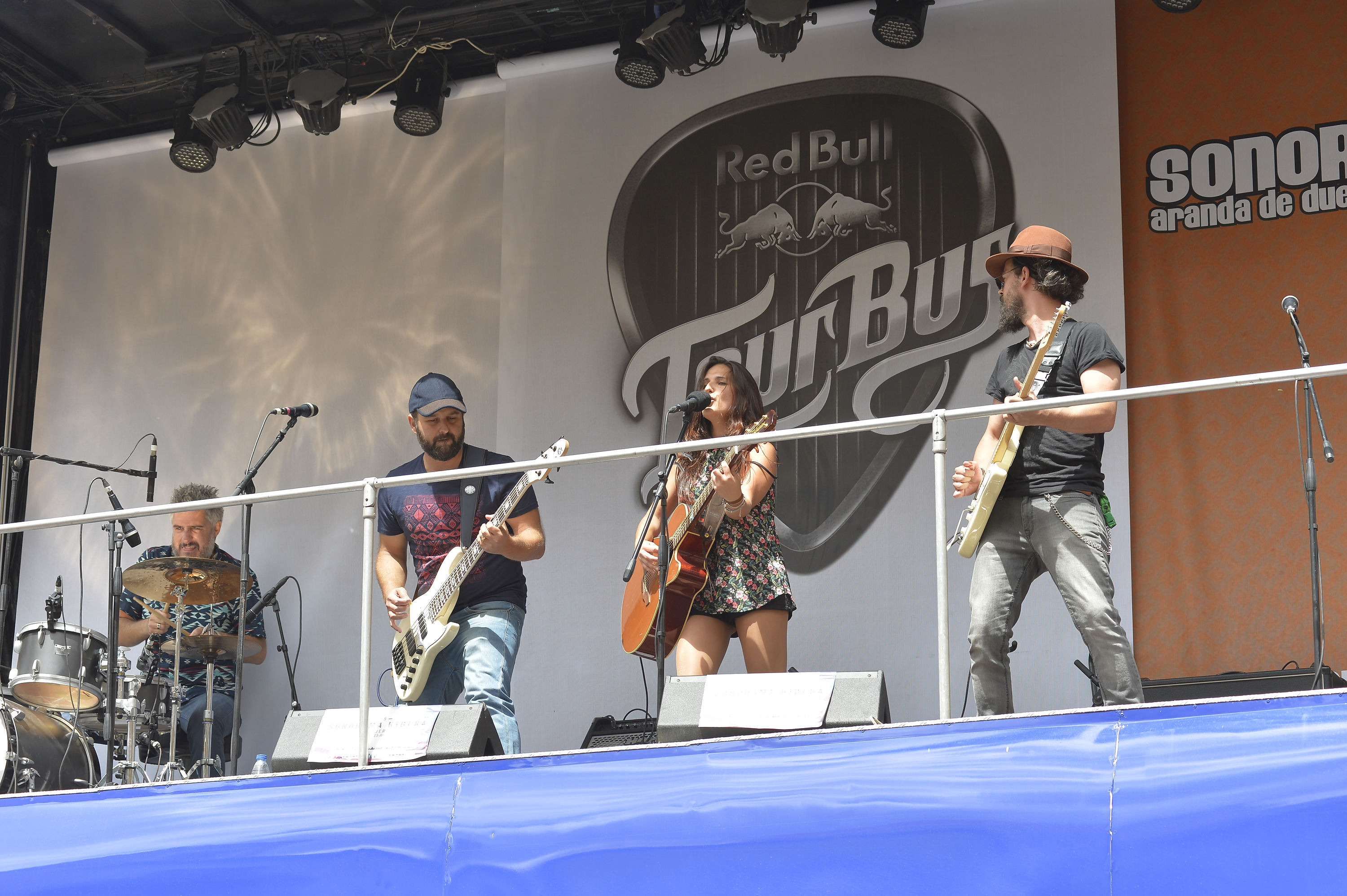 Actuación de Bye Bye Lullaby, ganadores del concuros Talento Ribera