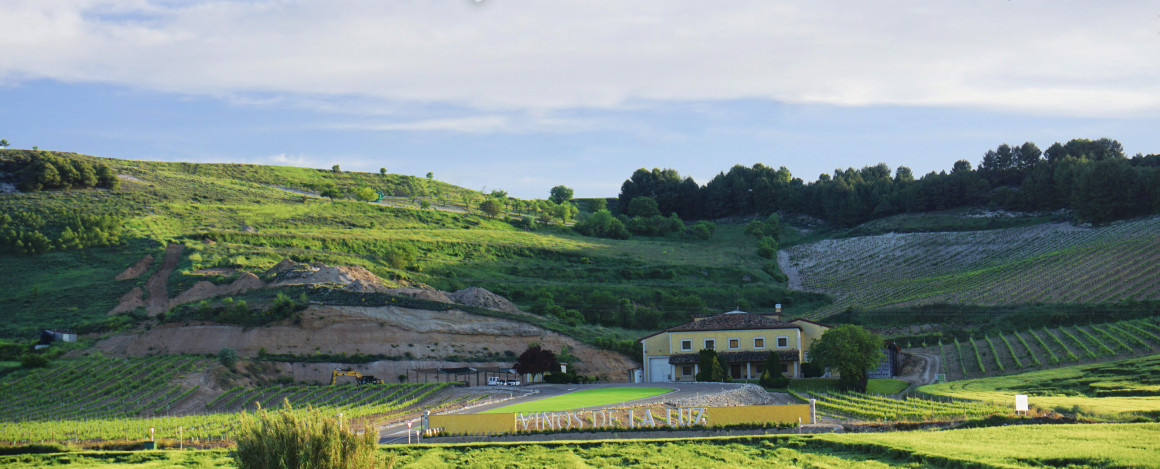 Exterior bodega Vinos de La Luz_Peñafiel.jpg