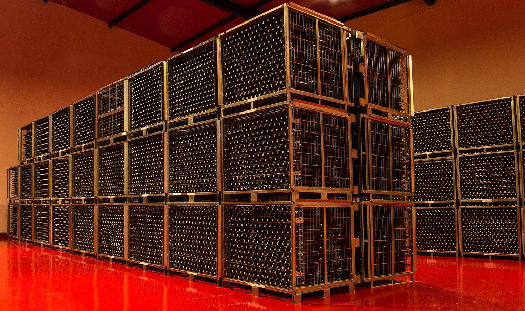 7-Ferratus - Bodega Botelleros_1.jpg Actualmente elabora 180.000 botellas, con capacidad para elaborar hasta 300.000 botellas.