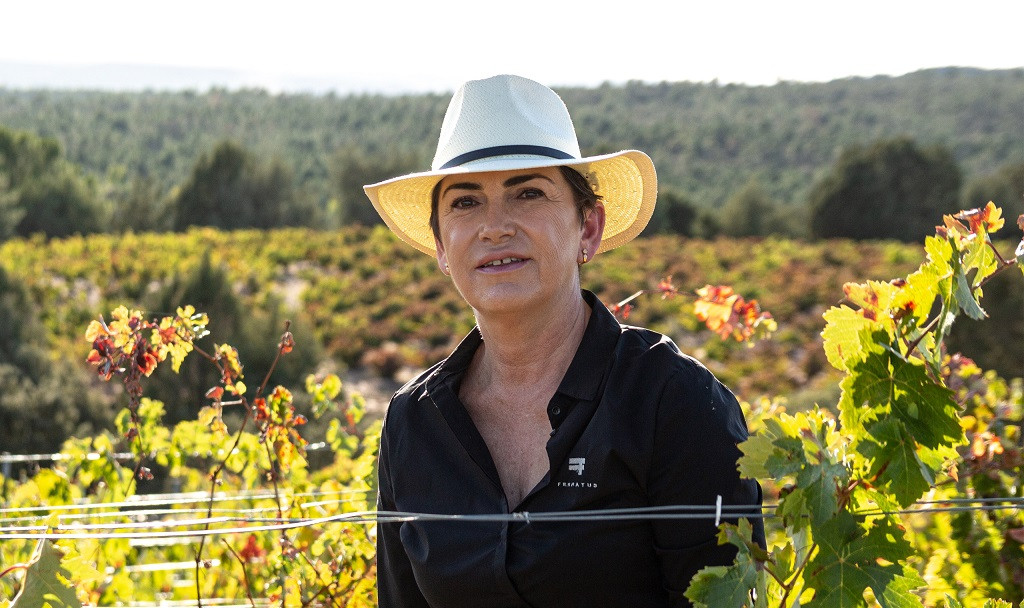 8_ Ferratus_viñedos_MARIA LUISA_1.jpg María Luisa Cuevas, propietaria y gerente, supo rodearse de un gran equipo para afrontar con ilusión el reto de crear su propia bodega en la Ribera del Duero y elaborar grandes vinos. Es viticultora, bodeguera y empresaria de corazón y con pasión.