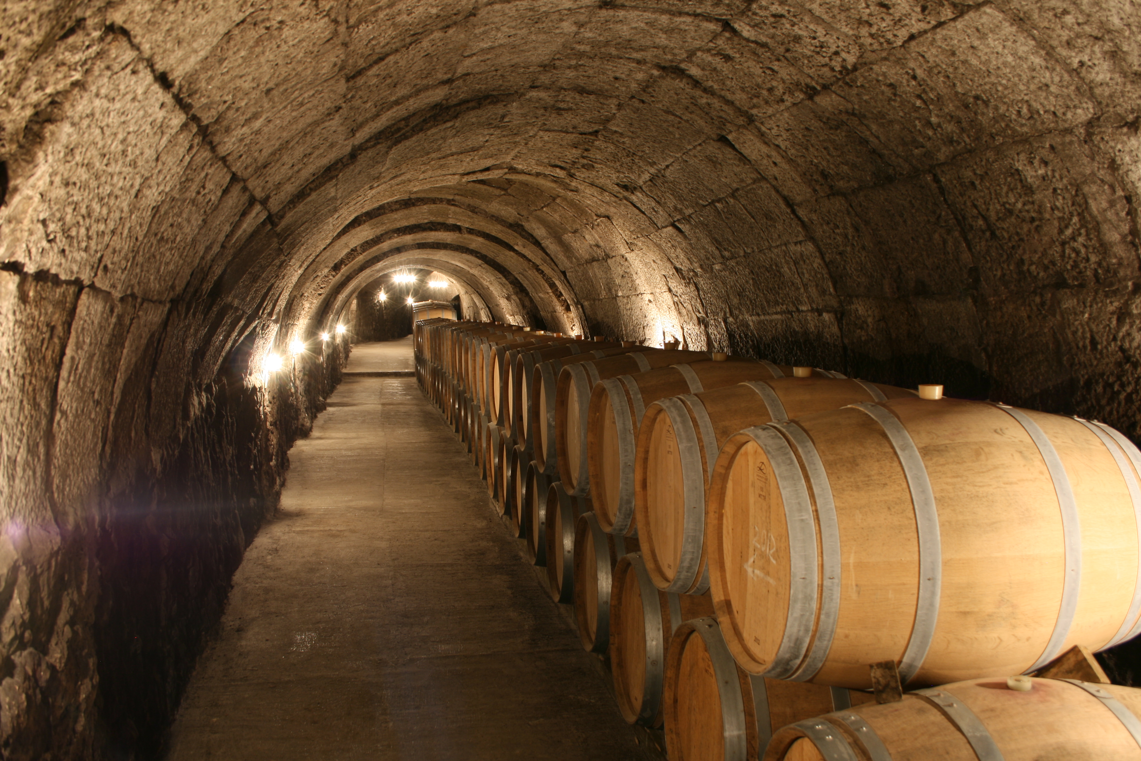 Bodega subterránea siglo XVI donde realizan la crianza los vinos ValSotillo