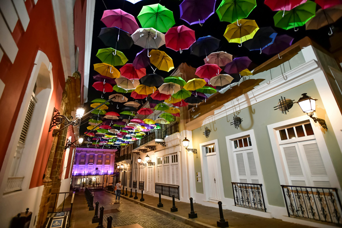 Calle en Puerto Rico con sombrillas