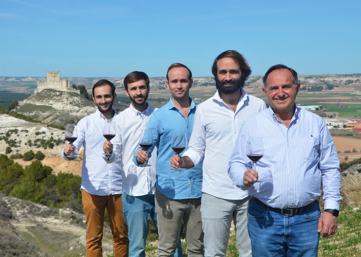 Tomás Postigo con sus cuatro hijos Gabriel, Alberto, Juan y Nicolás