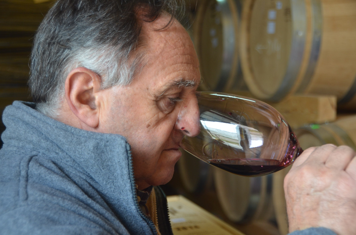 Tomás Postigo en una cata en su bodega