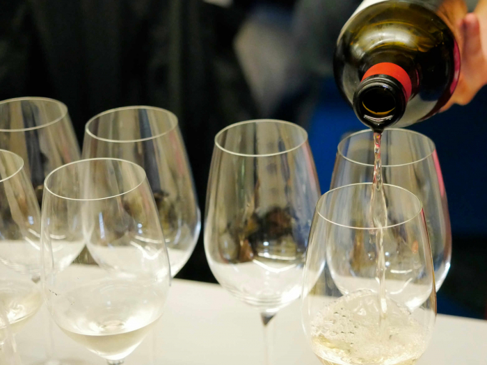 Ribera del Duero entrega las primeras cinco mil contraetiquetas para vinos blancos de la DO